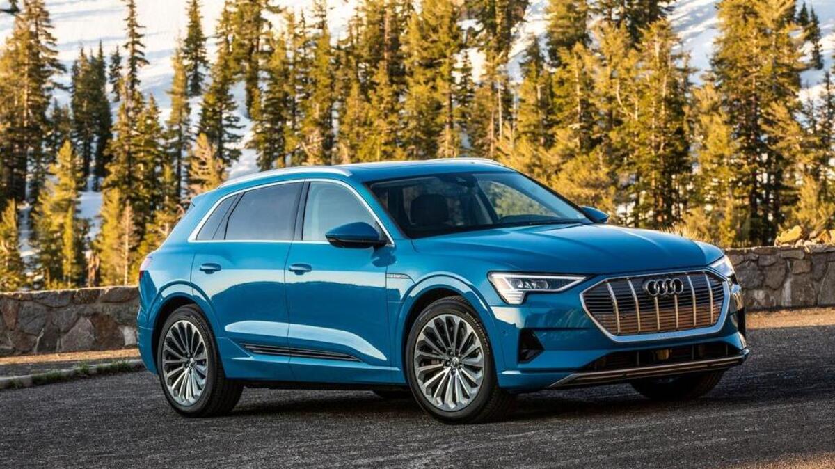 Audi ha creado con su primer vehículo eléctrico a batería, y quiere ir al corazón del mercado, con algo en lo que cualquiera de sus compradores actuales se sentiría cómodo.