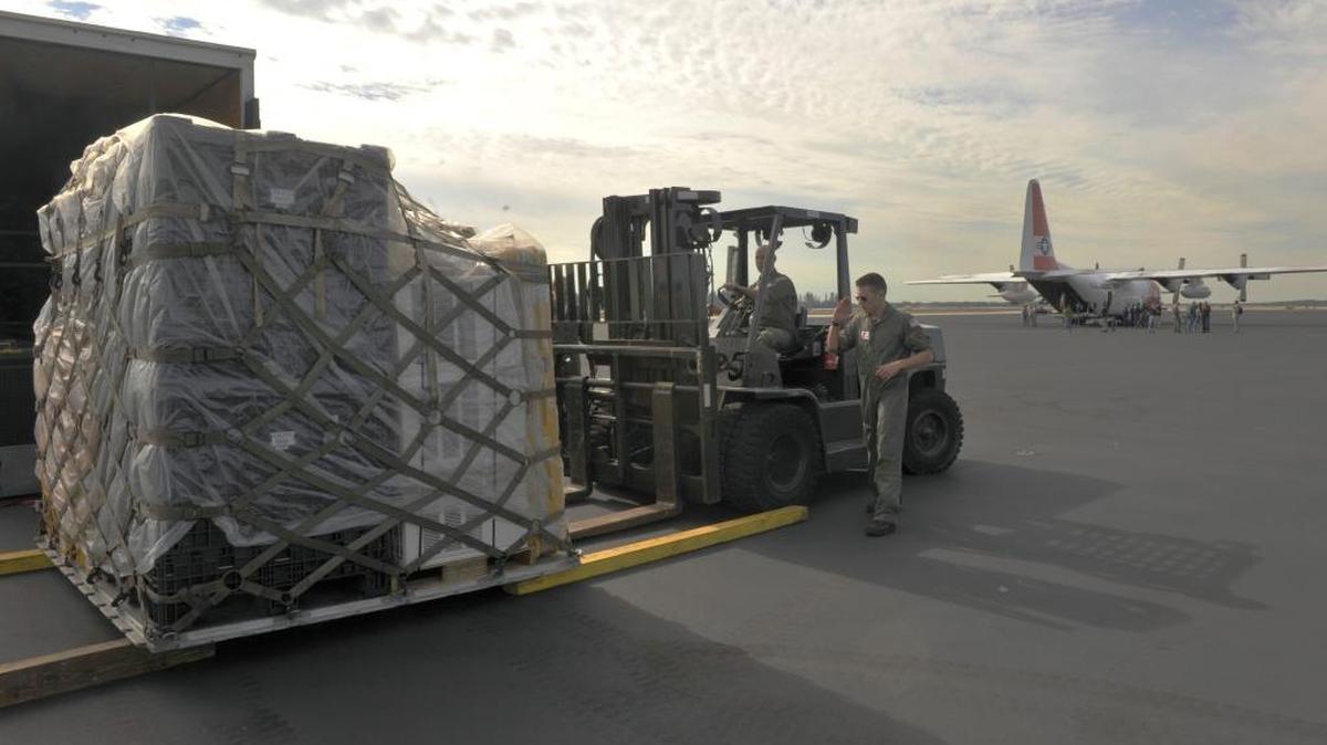 
Guardacostas se preparan para colocar equipo militar en una aeronave, en la Base de la Reserva Aérea de Homestead, Florida. Foto archivo.
