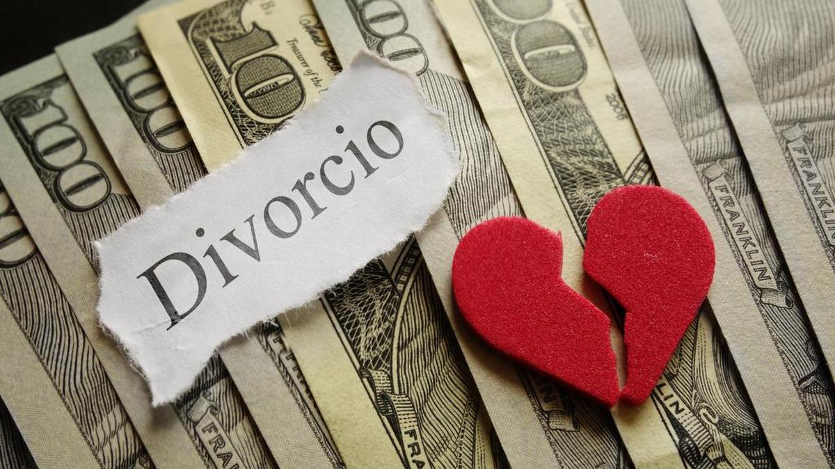 
Si tiene previsto jubilarse antes de la edad oficial y está divorciado o divorciada, es posible que tenga derecho a beneficios jubilatorios adicionales del Seguro Social según los antecedentes laborales y de ingresos de su ex cónyuge.

