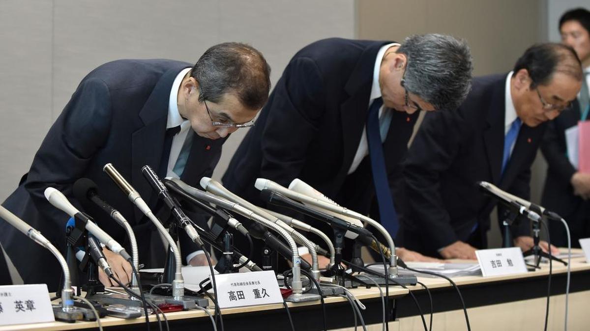 El presidente y CEO de Takata Corp., Shigehisa Takada (izq.), saludan antes de iniciar una conferencia de prensa en Tokio el lunes.