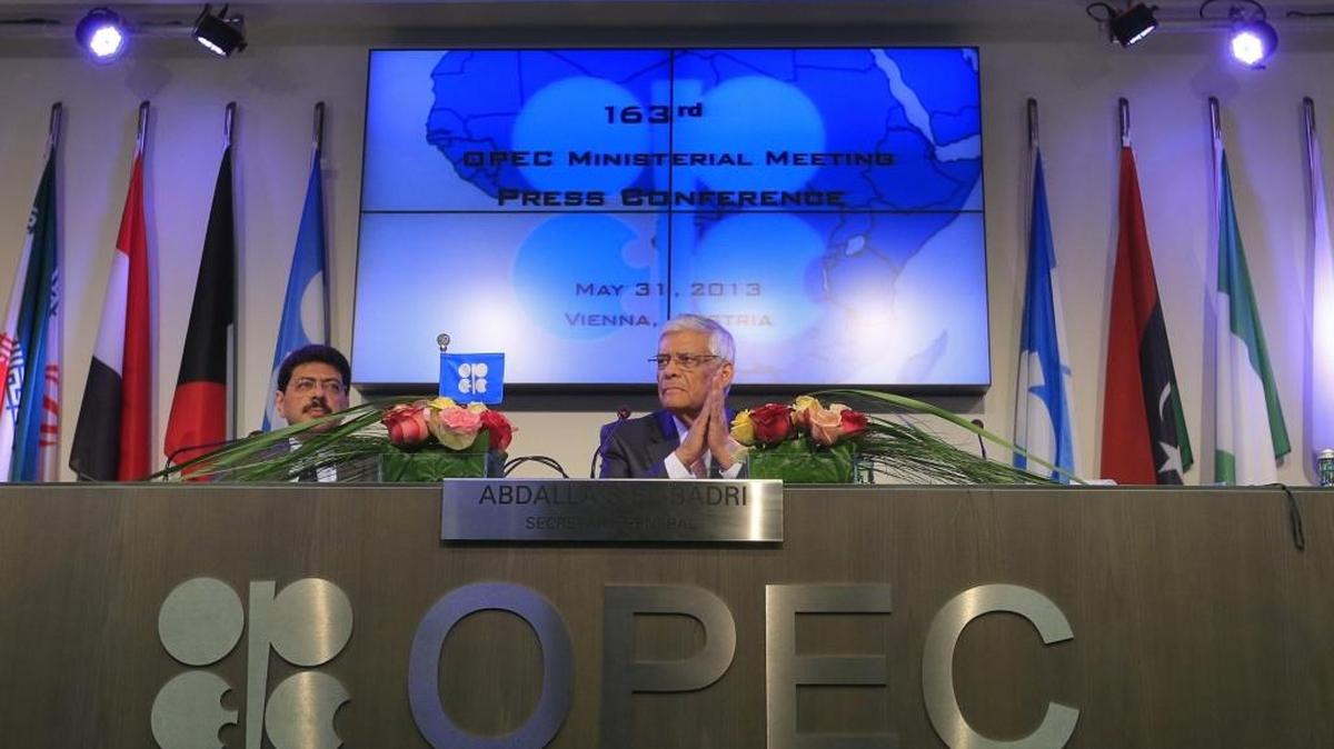 El secretario general de la OPEC, Abdalá El Badri (der.), en una conferencia de prensa en Viena, en el 2013. El lunes llamó a los países productores externos al cartel a colaborar para reducir el exceso de oferta global.