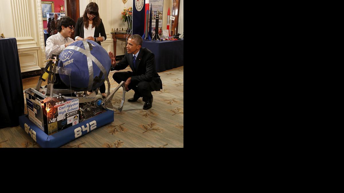 
El presidente Barack Obama (der.) observa el invento de dos jóvenes durante la quinta edición de la Feria de Ciencia de la Casa Blanca celebrada el lunes en Washington.


