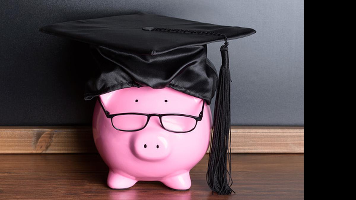 
El plan de ahorro para la universidad 529 – que se comenzó a implementar a fines de los años 80 y hoy es administrado por los estados o por instituciones educativas – ofrece formas de ahorrar con beneficios impositivos para los diversos gastos de la educación superior. 

