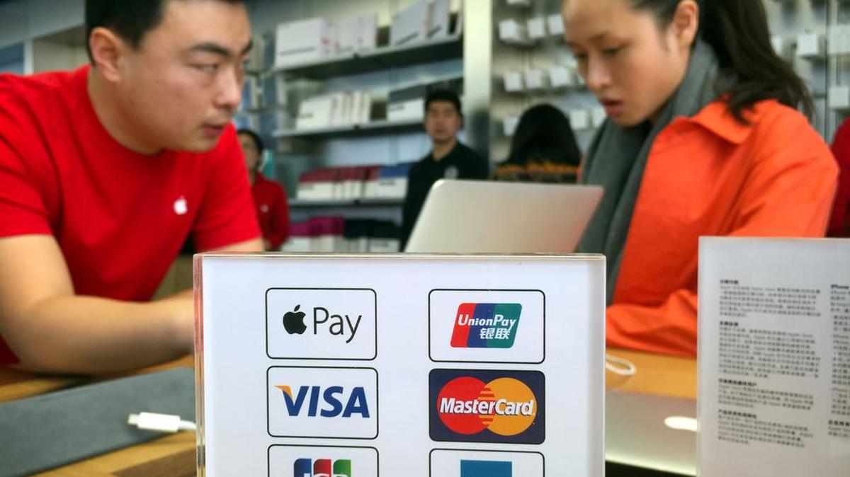 Apple extendió este jueves a China su sistema de pagos desde plataformas móviles Apple Pay, que deberá enfrentar una ruda competencia de las compañías locales.