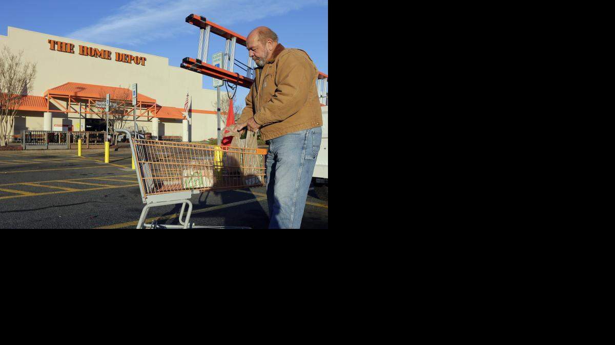 
Un cliente de Home Depot manipula el martes sus compras en un almacén de Matthews, Carolina del Norte. Las ganancias de la tienda han crecido un 14%.
