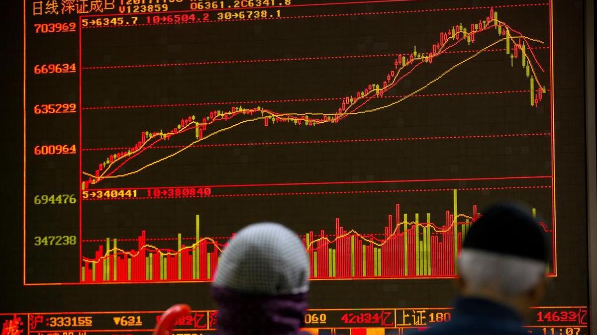 Inversores chinos controlan los precios de las acciones en una casa de bolsa en Beijing, el 30 de noviembre del 2017.