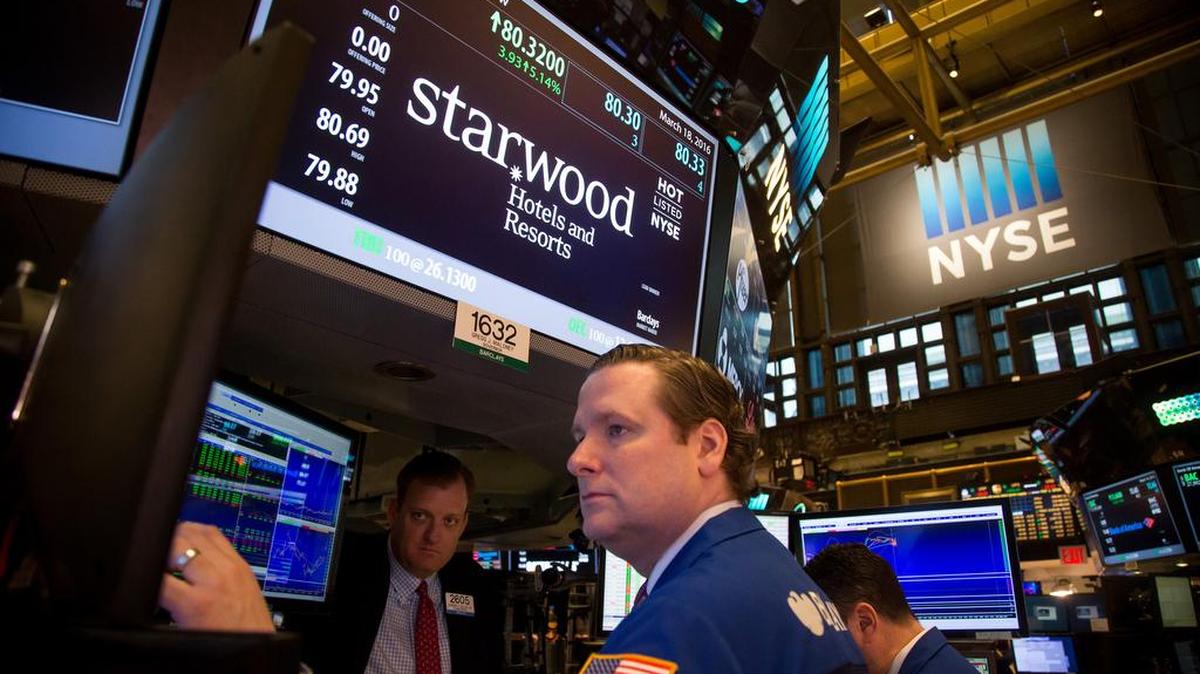Un monitor en el piso de la Bolsa de Nueva York anuncia el valor de las acciones de Starwood Hotels & Resorts Worldwide Inc. el viernes.