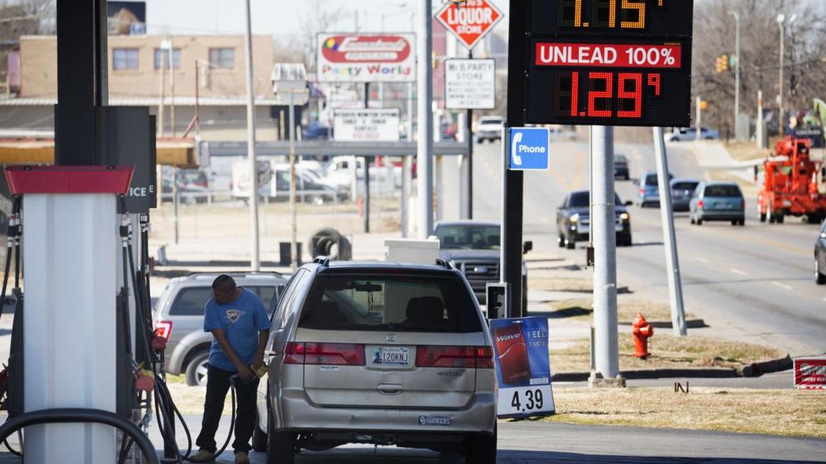 Un hombre echa gasolina a su auto en una estación de servicios en Oklahoma City el pasado 12 de febrero.