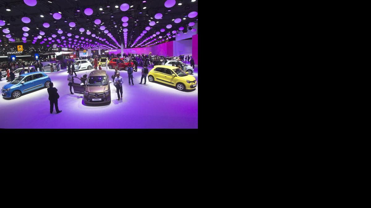 
Vista general del piso del Salón del Auto de París en el día de la apertura para profesionales y la prensa. Los fabricantes tratan de impresionar con nuevos modelos, sofisticados, económicos y atrevidos.
