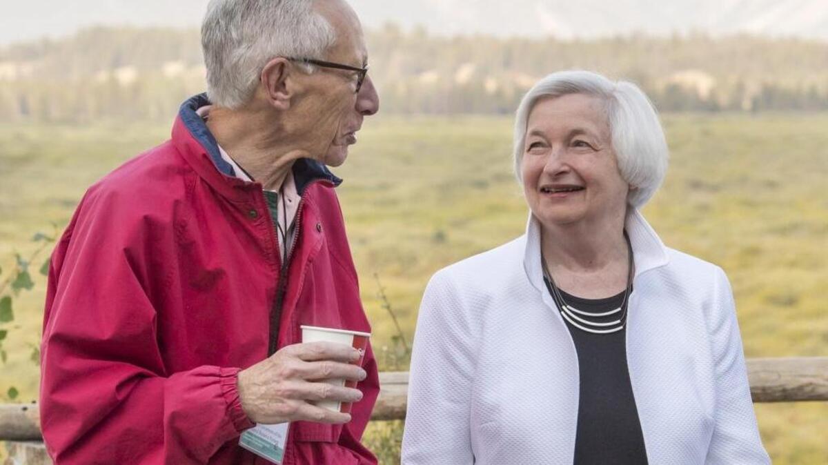 La presidenta y el vicepresidente de la Reserva Federal, Janet Yellen y Stanley Fischer, hablan el viernes durante un receso del Simposio de Economía Jackson Hole, en Moran, Wyoming.
