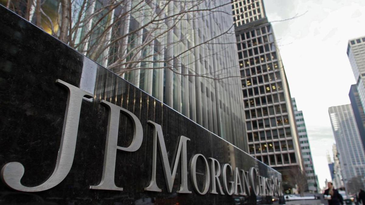 JPMorgan, el mayor banco estadounidense por activos, reportó ganancias de $6,700 millones en el tercer trimestre; lo que significa un 7% más que en el mismo lapso del año pasado.