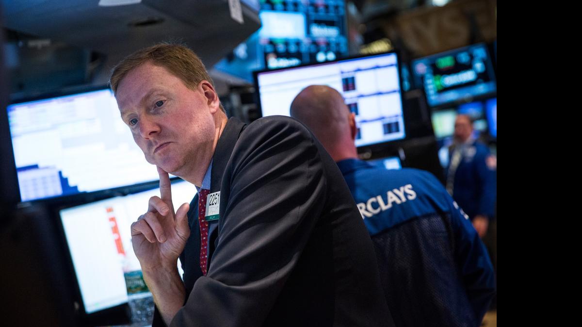 
El Dow Jones, principal indicador de la bolsa de valores de NY, cerró con un descenso del 0.42% presionado por la falta de avances en las negociaciones de Grecia con sus acreedores.
