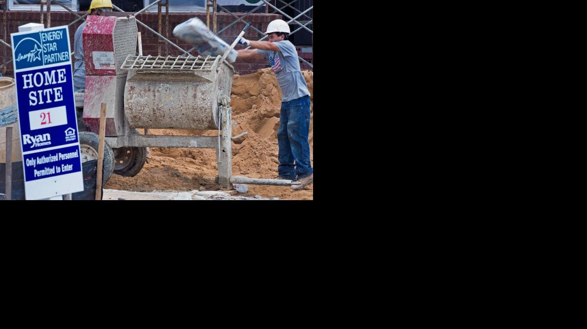 
Obreros de la construcción trabajan en un proyecto inmobiliario en Aldie, Virginia, en agosto pasado.
