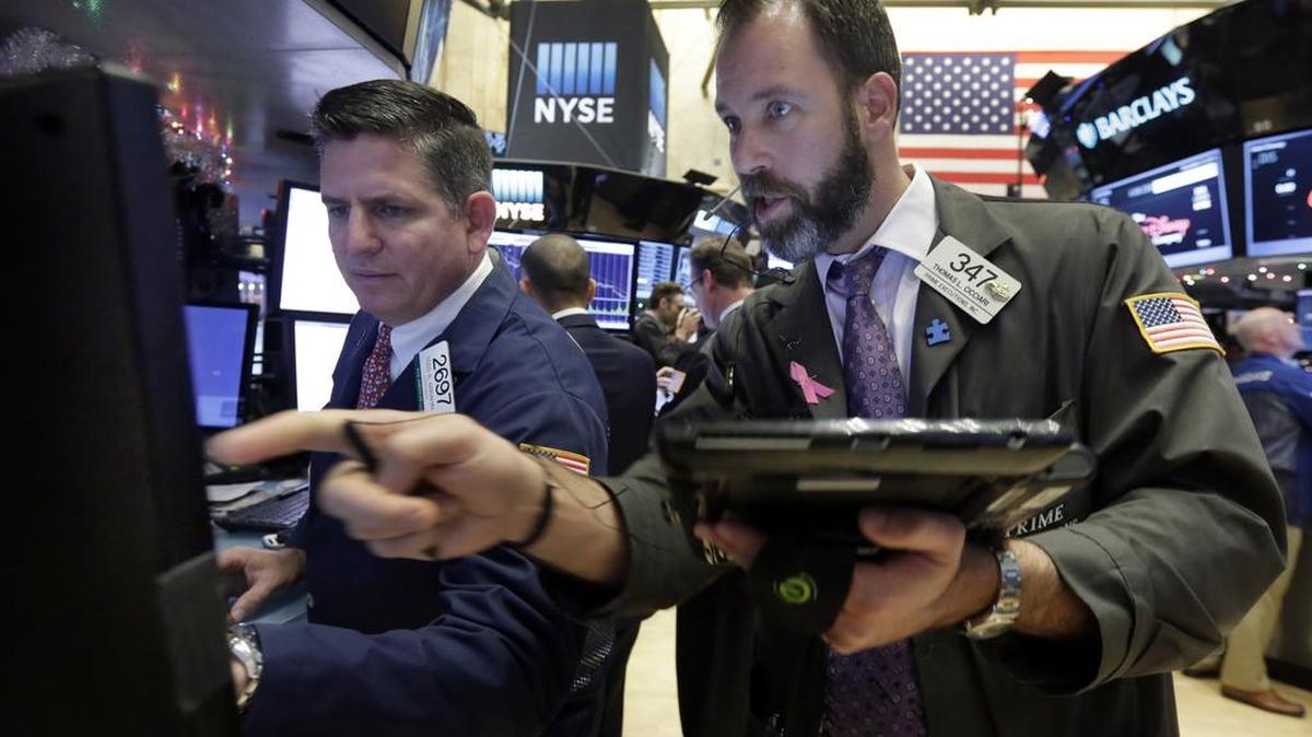Wall Street cerró este viernes con fuertes pérdidas una semana que fue histórica por la decisión de la Reserva Federal (Fed) de elevar los tipos de interés por primera vez en una década y tras estimular el dinero fácil tras la crisis financiera.