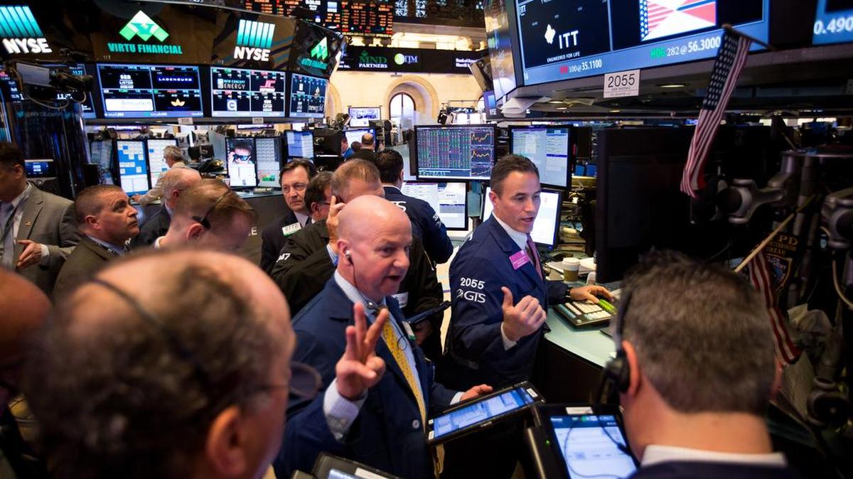 Agentes bursátiles en la bolsa de valores de Nueva York el lunes. Los mercados mundiales acogieron sin mucha alteración la esperada victoria de Emmanuel Macron en las presidenciales de Francia.