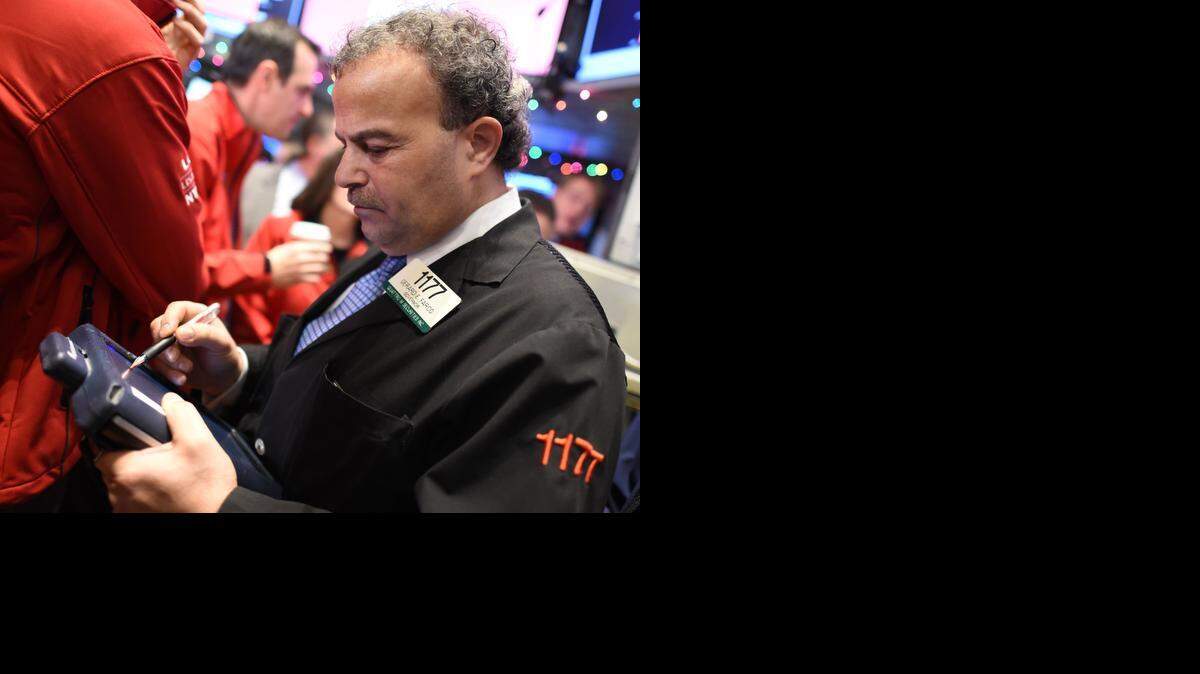 
Un corredor de la Bolsa de Valores de Nueva York trabaja en la jornada del viernes.
