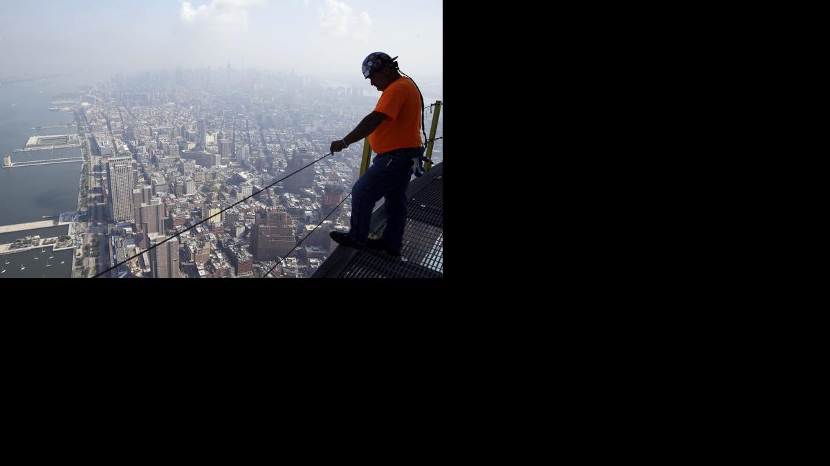 
Un obrero se asoma al borde de una plataforma de construcción en el tope del One World Trade Center en Nueva York. El crecimiento de la economía de EEUU en el último trimestre fue del 5%.
