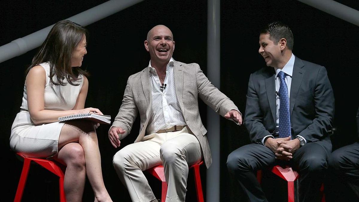 Melissa Lee, presentadora de CNBC; el artista “Pitbull” (cen.) y César Conde, el presidente de NBCUniversal International Group and NBCUniversal Telemundo Enterprises, participan el martes en la conferencia de tecnología eMerge Americas, en Miami Beach.