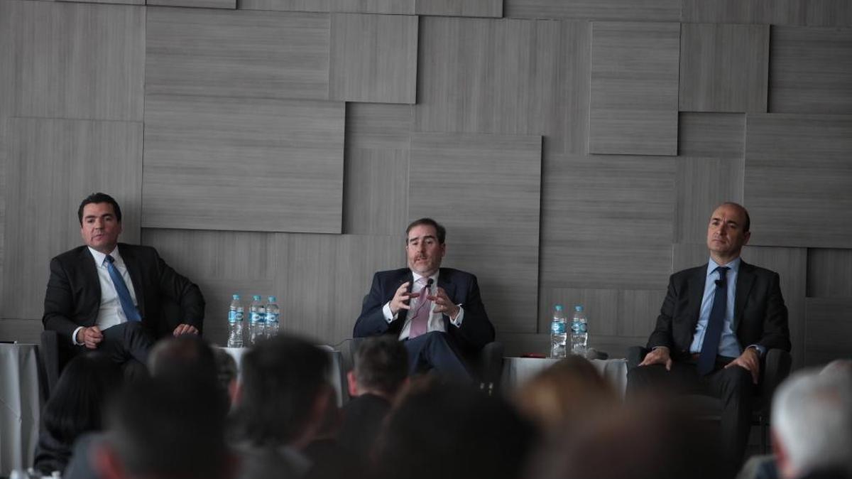 El vicepresidente y director general de BBVA bancomer, Eduardo Osuna (izq.), el presidente ejecutivo y director general del banco Santander México Héctor Grisi (cen.) y el director general de banco Sabadell México, Fransec Noguera, participan el jueves en la conferencia “Reflexiones desde los bancos”, en Ciudad de México.