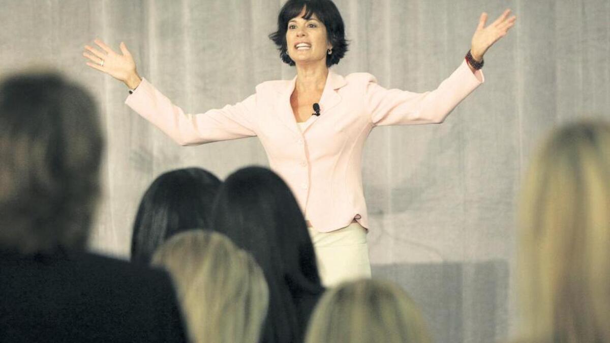 Debbie Ford se dirige a la audiencia, durante una conferencia educativa para mujeres de negocios celebrada en el Signature Grand en Davie, el 12 de abril del 2007.