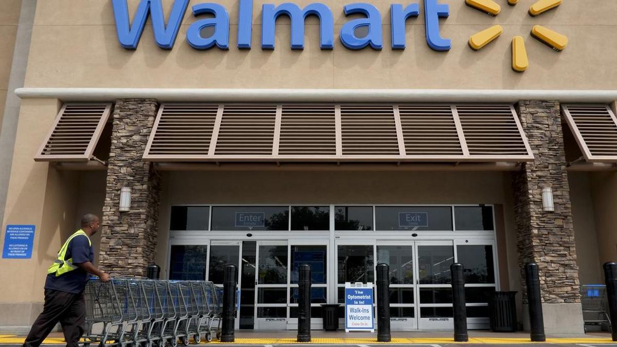 Un empleado de una tienda de Wal-Mart en La Habra, California. Foto de archivo.