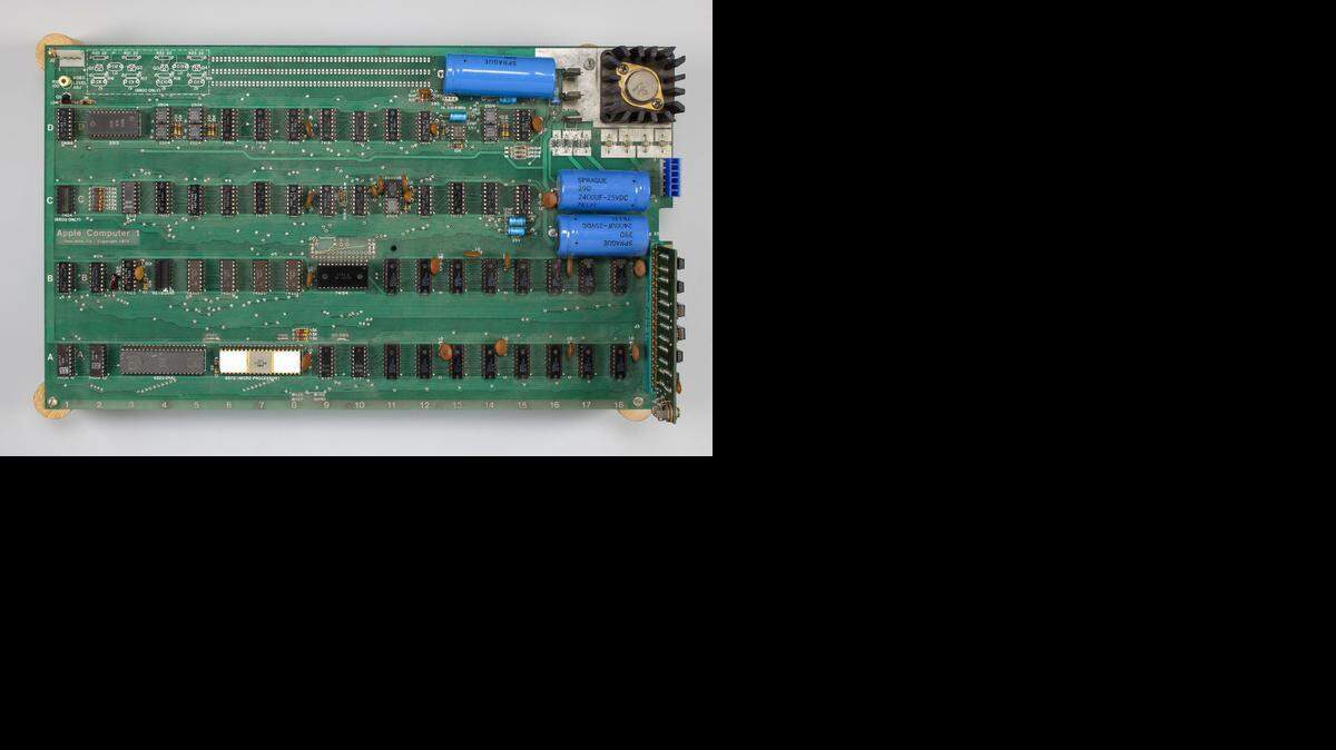 <cutline_leadin>El ordenador</cutline_leadin> Apple-1, armado a mano en 1976 por Steve Wozniak en el garaje del cofundador de Apple, Steve Jobs, se vendió por casi el doble de lo esperado.<252>
