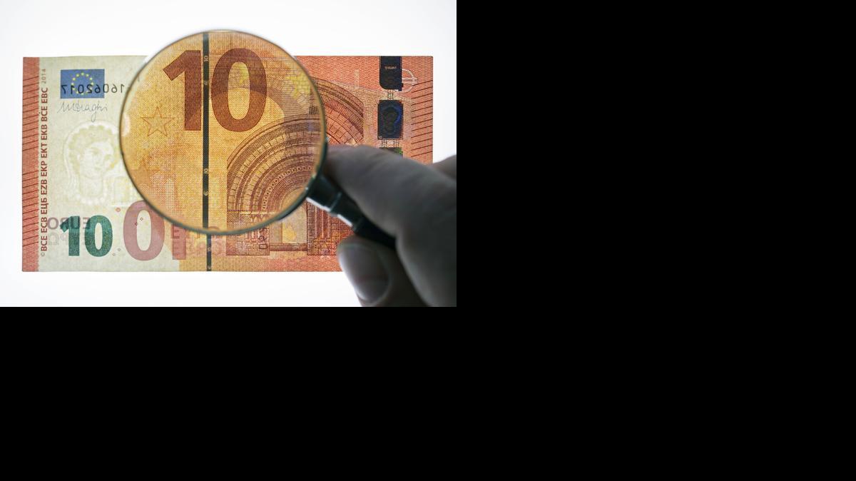 
Un experto en falsificaciones del Banco Federal de Alemania muestra los detalles que se han incorporado al diseño del nuevo billete de 10 euros.
