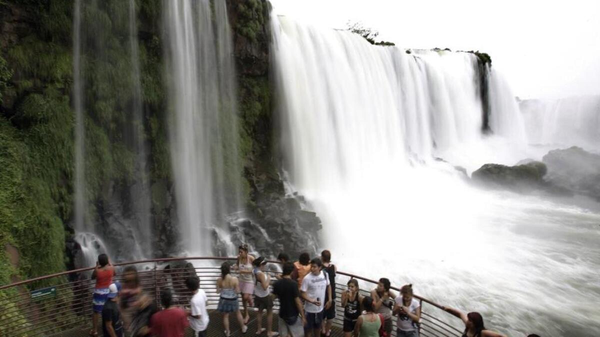 Turistas disfrutan de la vista en las cataratas de Iguazu, desde el lado de Brasil. El turismo mundial aumentó en el primer trimestre.