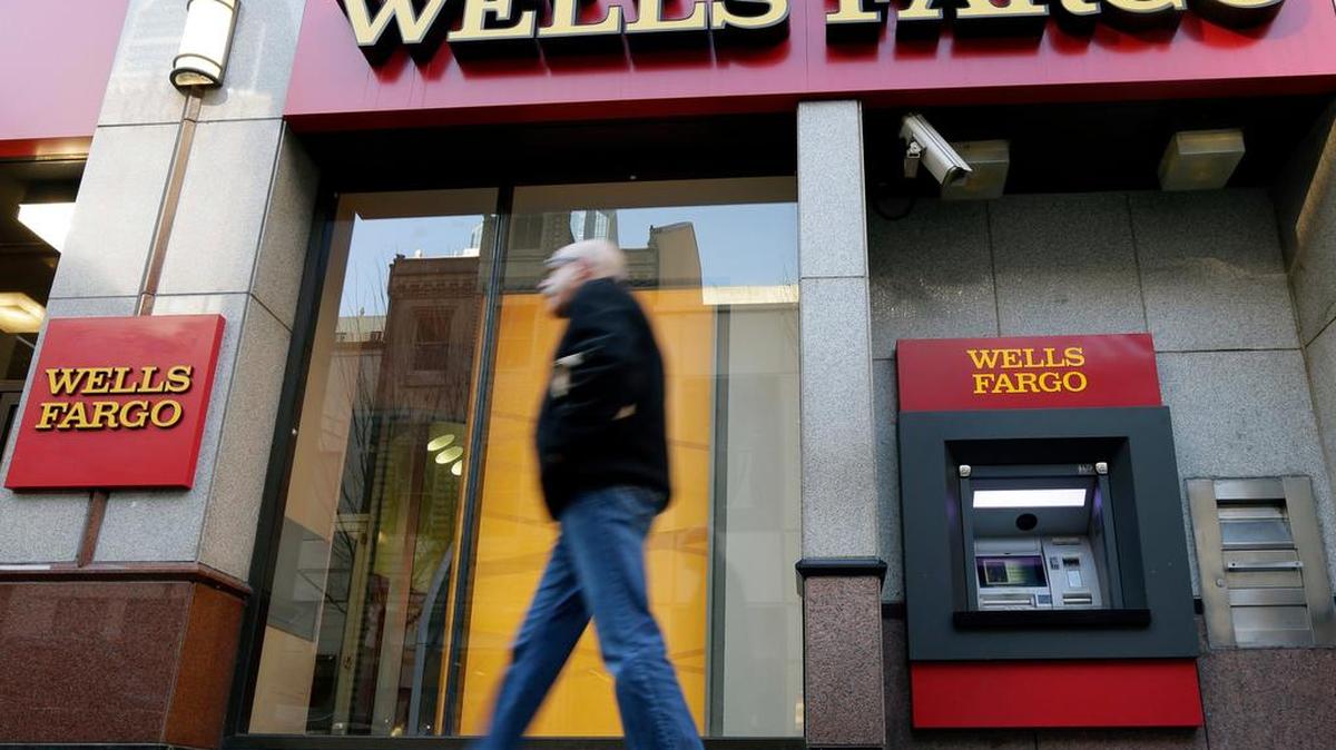 Un hombre pasa frente a una sucursal de Wells Fargo en Filadelfia.