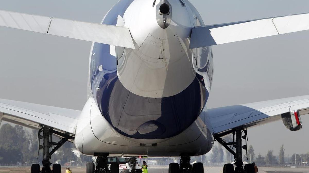 La compañía aérea japonesa ANA Holdings va a comprar tres super aviones Airbus A380, informó este viernes el diario económico Nikkei.