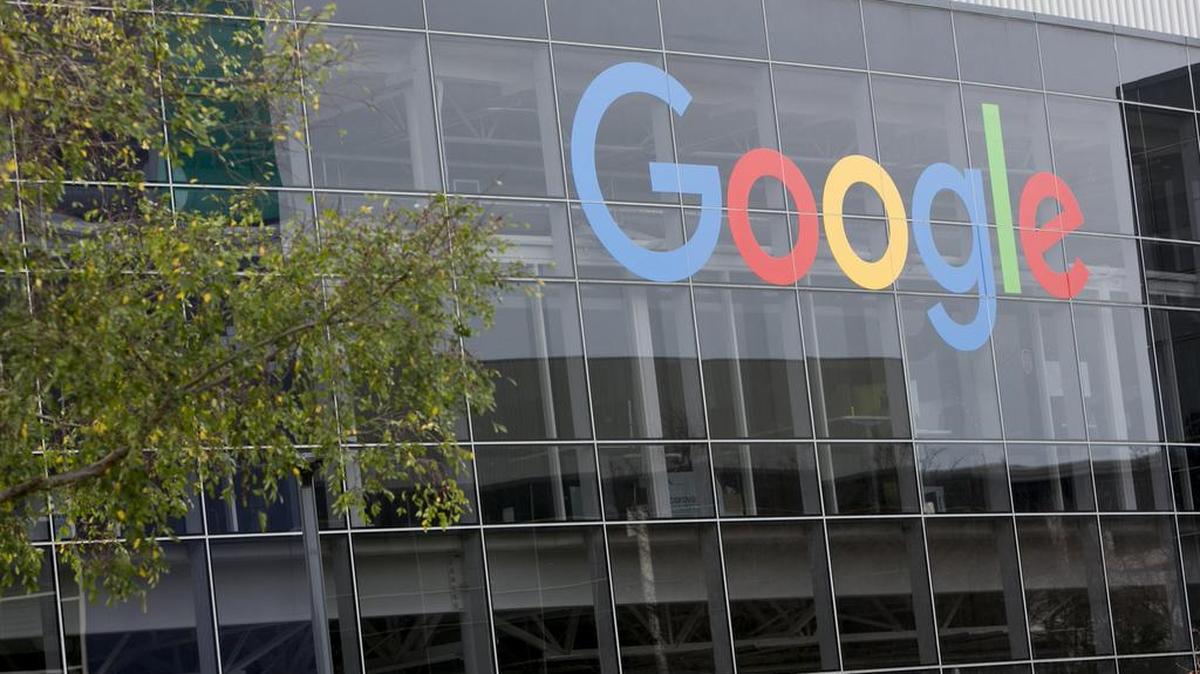 “Google Shopping” tendrá que pujar como lo hacen los otros servicios de comparación de precios en internet para poder situar anuncios publicitarios en la parte superior de su página de búsqueda