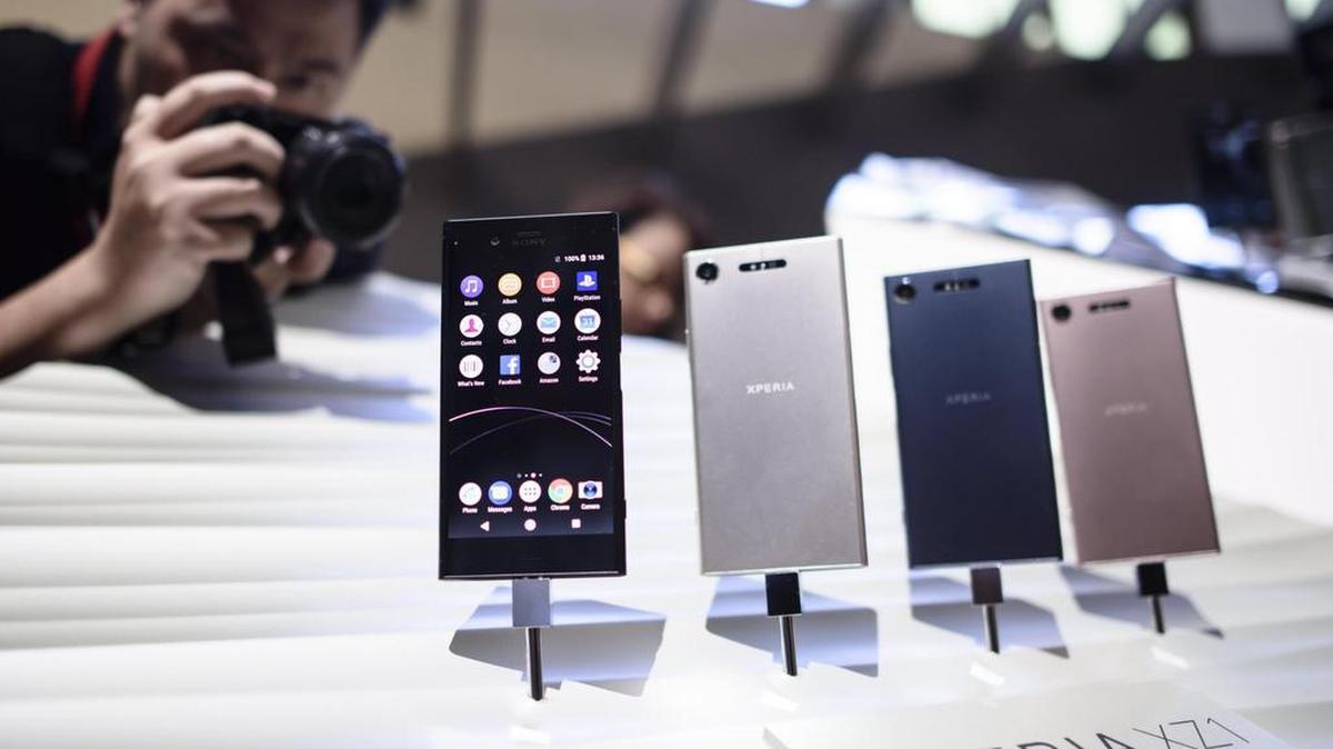 Un visitante fotografía el jueves algunos nuevos modelos de teléfonos Sony Xperia durante la IFA, una de las mayores ferias de tecnología del mundo celebrada en Berlín.