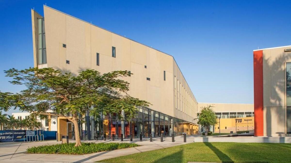 La Escuela de Negocios de la Universidad Internacional de Florida (FIU) ha sido clasificada entre los mejores cinco programas internacionales de licenciatura por la revista U.S. News & World Report.