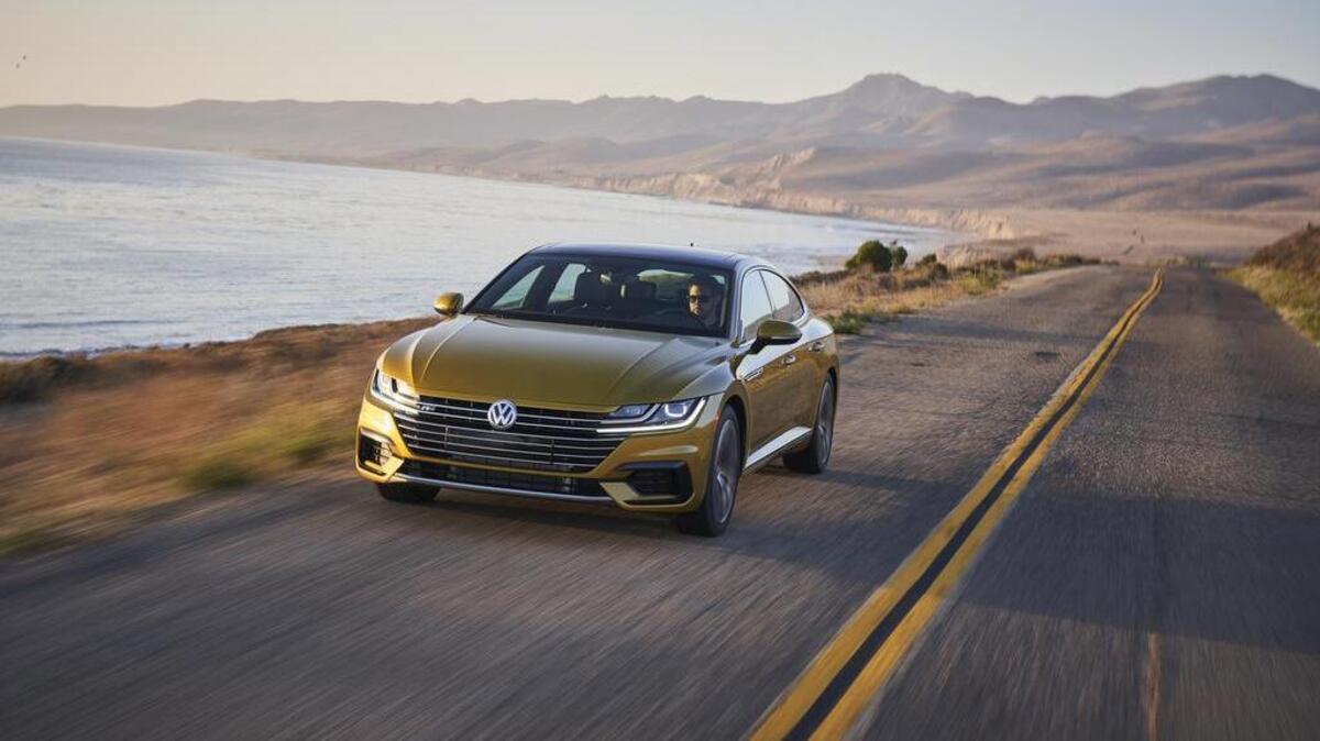 El Arteon combina un diseño elegante, una buena experiencia de conducción y una silueta que lo empaqueta como un elegante hatchback, en la línea del Audi A5 Sportback, Buick Regal y Kia Stinger, pero con un precio más accesible
