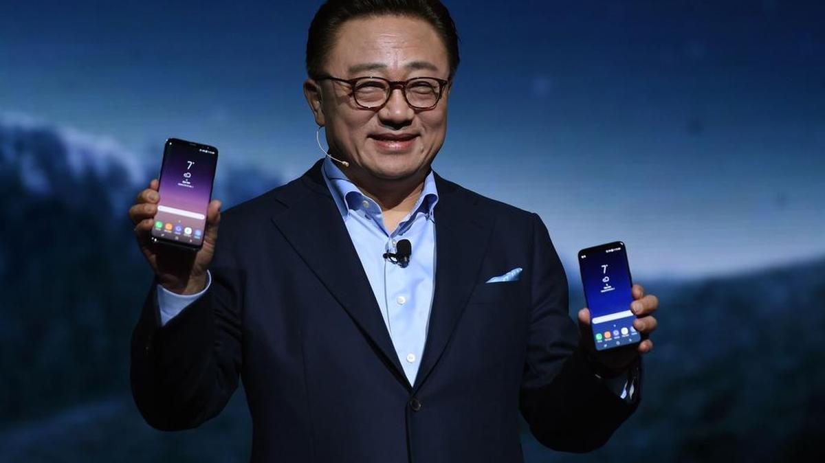 DJ Koh, presidente de Negocios de Comunicaciones Móviles de Samsung presenta el miércoles sus nuevos teléfonos inteligentes Galaxy S8 y S8 Plus.