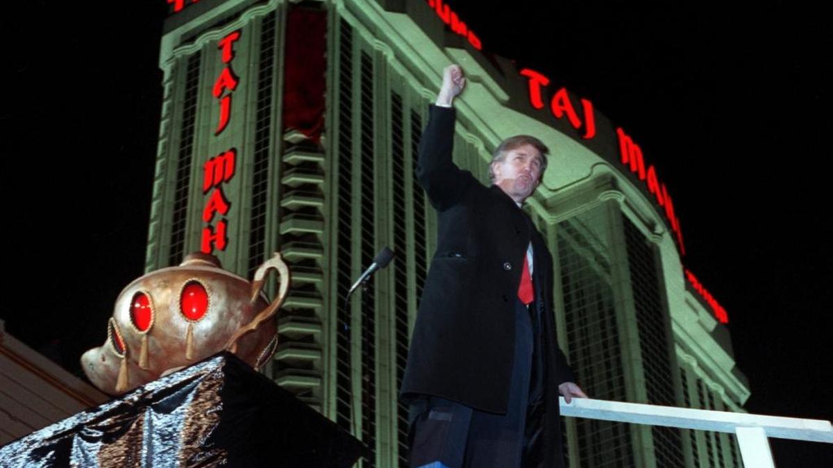 Donald Trump durante la ceremonia de apertura del casino resort Trump Taj Mahal, en Atlantic City, que fue cerrado en agosto pasado. Foto de archivo.
