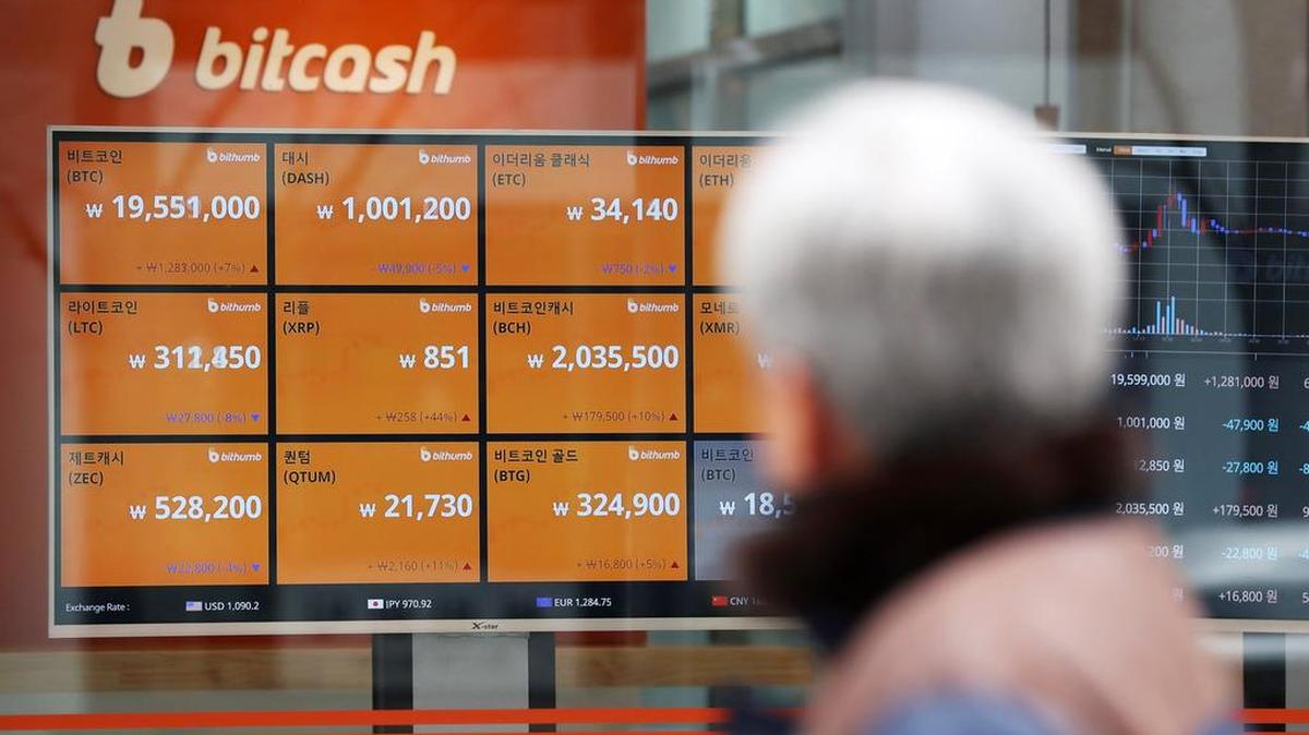 Un monitor que muestra los precios de las monedas virtuales en la oficina de cambio Bithumb, en Seúl.