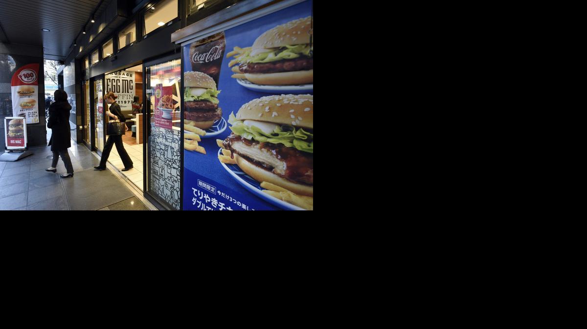 <cutline_leadin>Clientes salen</cutline_leadin> de un restaurante McDonald's en Tokio, Japón, el miércoles. Responsables de la filial japonesa de McDonald's se disculparon por varios casos denunciados por clientes.