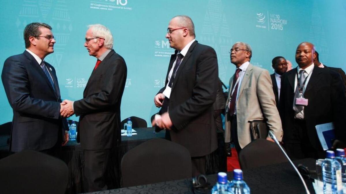 Delegados saludan al director general de la OMC, Roberto Azevêdo, al concluir el discurso del directivo en la clausura el sábado de la reunión ministerial de esa organización, en Nairobi.