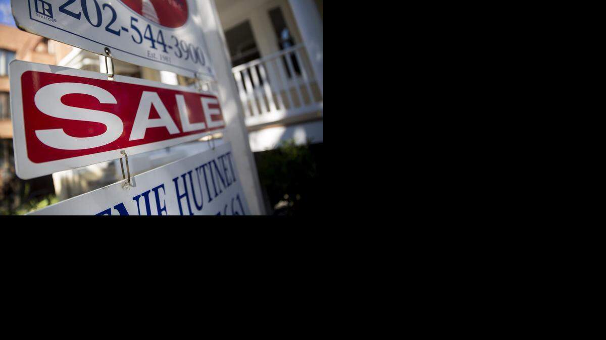 
Un letrero de venta cuelga a la entrada de una casa en Washington. Los precios de las casas y el volumen de venta crecieron en el 2014 más de lo esperado.
