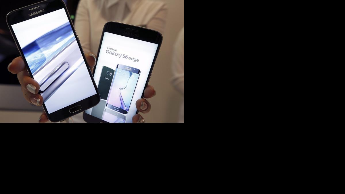 
Cerca de cinco años después de la llegada del primer Galaxy S, el S6 y su modelo con pantalla curva, el S6 Edge, salen simultáneamente en una veintena de mercados clave, incluidos Francia, Alemania y Australia. 
