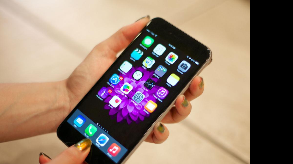 
Capturar como una foto la imagen que le aparece en la pantalla de su teléfono es una tarea relativamente sencilla.
