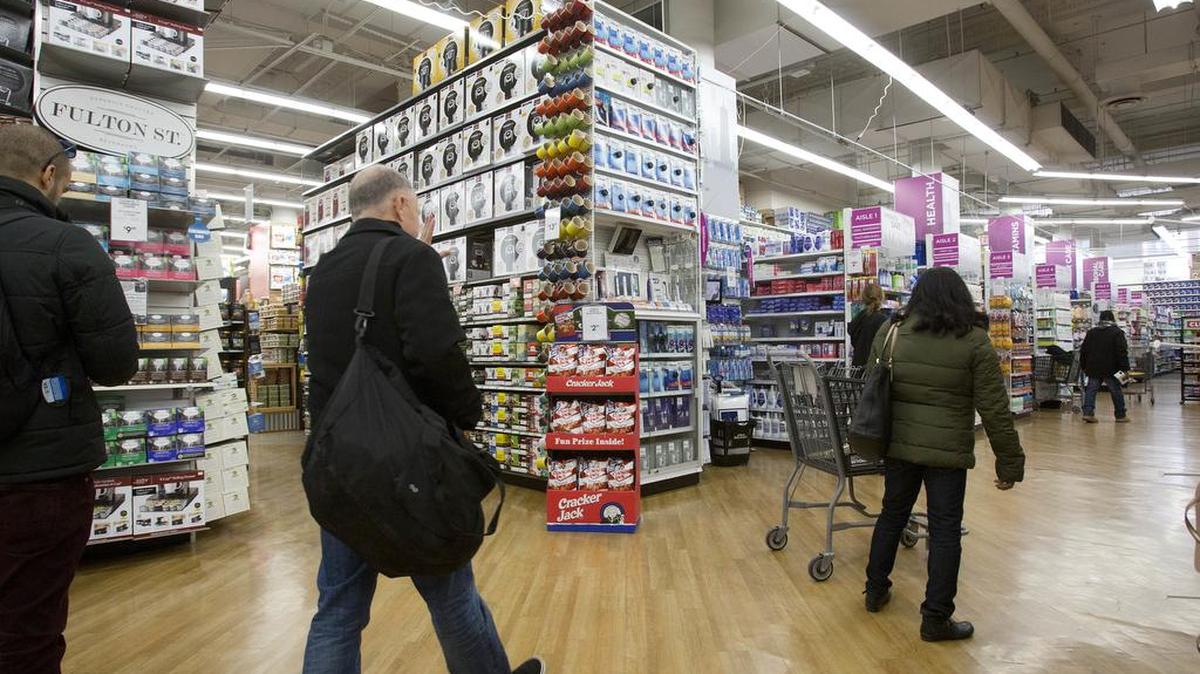 Personas compran en una tienda de Bed Bath & Beyond, en New York.