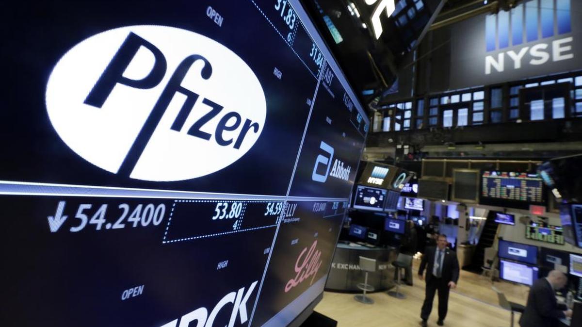 El logotipo de Pfizer aparece en una pantalla por encima de su puesto de comercio en el piso de la Bolsa de Nueva York, el miércoles, 6 de abril de 2016.