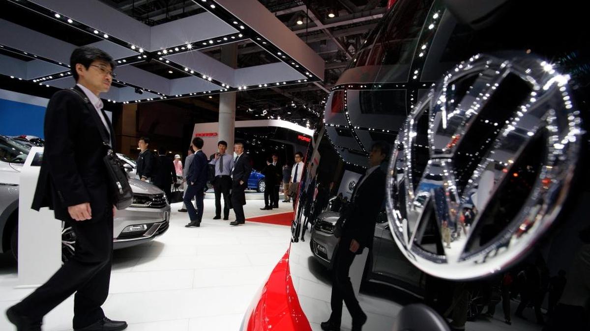 Un visitante pasa junto a un coche Volkswagen en el ámbito del 44º Salón del Motor de Tokio, Japón, en octubre. El fabricante automotor alemán precisó el lunes que cooperará con la EPA.