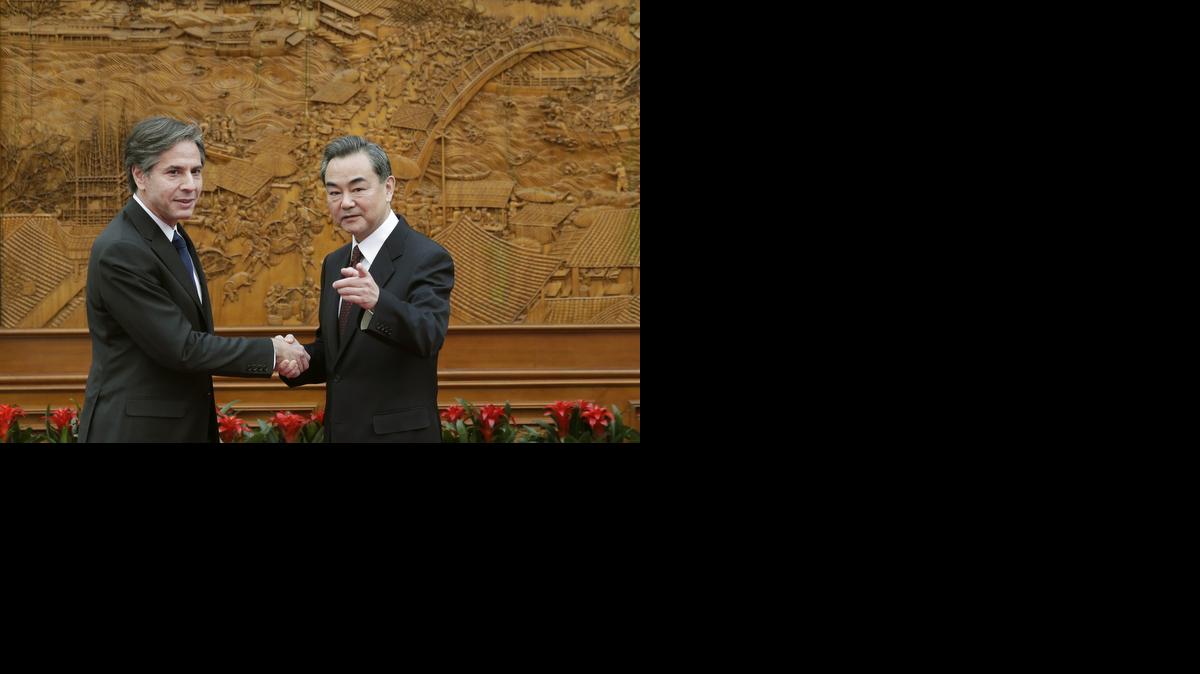
El subsecretario de Estado de EEUU Antony Blinken, izquierda, saluda al canciller chino Wang Yi en Pekín el miércoles.
