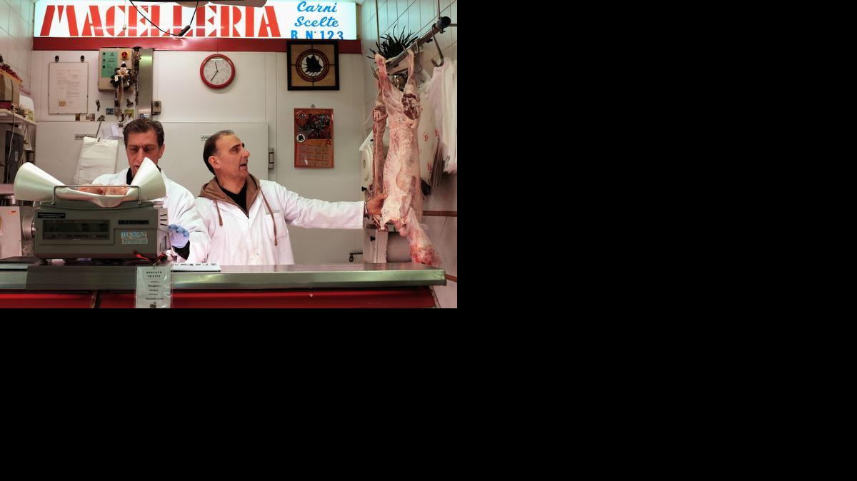 
El cambio de las costumbres está haciendo retroceder a un viejo negocio de Pascuas. Cada vez menos personas toman al pie de la letra la historia del sacrificio del cordero para la cena.
