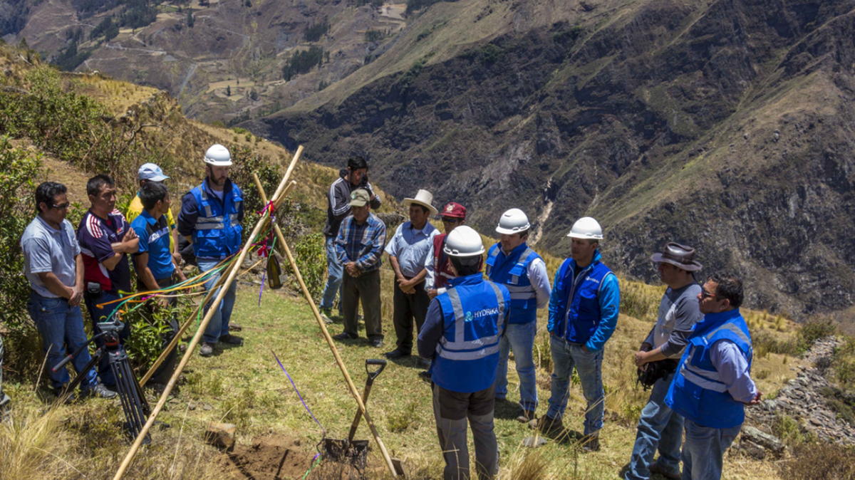 Empleados de Hydrika Generación SAC, en Ancash, Perú. La empresa construirá minicentrales hidroeléctricas.