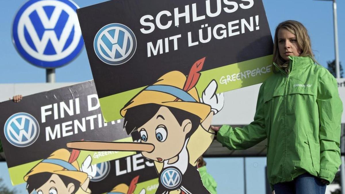 
Activistas de Greenpeace protestan a las puertas de la fábrica de Volkswagen en Wolfsburgo, Alemania, el viernes. 
