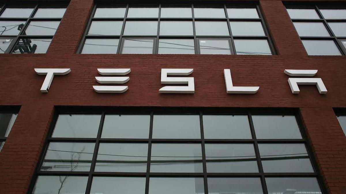 Tesla llamará a revisión los modelos S y X por un problema que puede provocar que el freno de mano eléctrico se quede bloqueado.